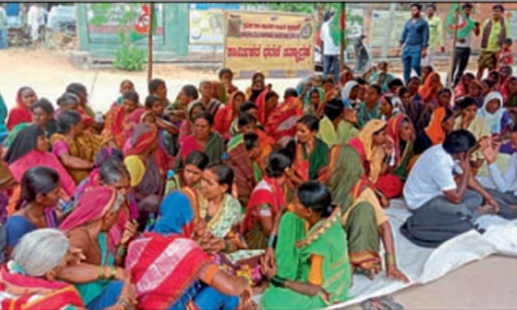 ಜಾಬ್‌ ಕಾರ್ಡ್‌-ಕೂಲಿ ಹಣ ಪಾವತಿಸಲು ಆಗ್ರಹ