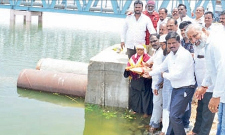 ಮಾನ್ವಿ ಪುರಸಭೆ ಆಡಳಿತದಿಂದ ಕೆರೆಗೆ ಬಾಗಿನ