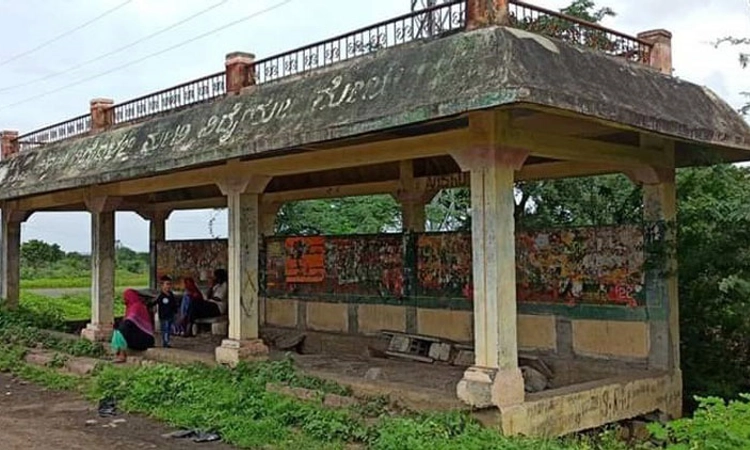 ಬಸ್‌ ತಂಗುದಾಣ ದುರಸ್ತಿಗೆ ಆಗ್ರಹ