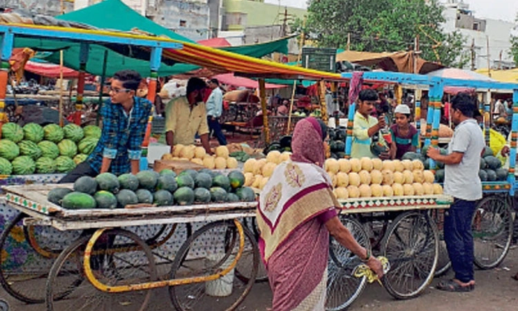 ನೆತ್ತಿ ಸುಡುವ ರಣ ಬಿಸಿಲಿಗೆ ಜನತೆ ಸುಸ್ತು