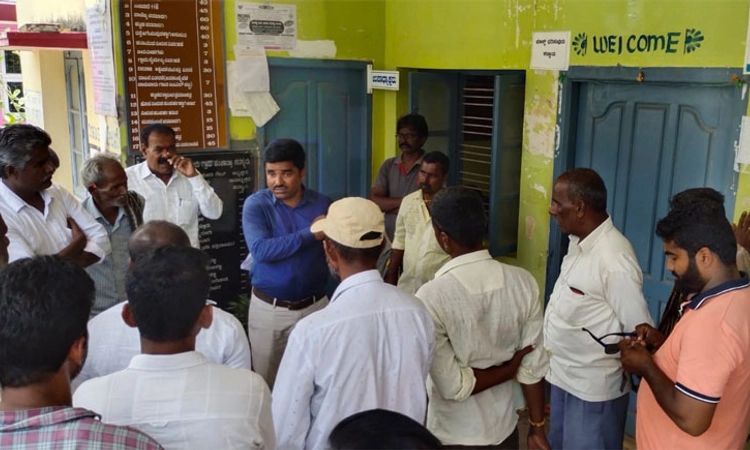 ಹುಣಸೂರು: ಪಂಚಾಯತ್ ಕಚೇರಿಗೆ ಬೀಗ ಜಡಿದು ಅಧ್ಯಕ್ಷ, ಸದಸ್ಯರ ಪ್ರತಿಭಟನೆ
