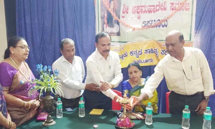 ಮಹಿಳೆಯರ ಬದುಕಿಗೆ ಅಕ್ಕಮಹಾದೇವಿ ಆದರ್ಶ