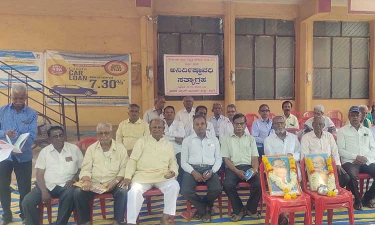 ಕುಷ್ಟಗಿ: ನಿವೃತ್ತಿ ನೌಕರರ ವೇತನದಲ್ಲಿ ಅಧಿಕ ಟಿಡಿಎಸ್ ಟ್ಯಾಕ್ಸ್ ಕಡಿತ ಖಂಡಿಸಿ ಪ್ರತಿಭಟನೆ