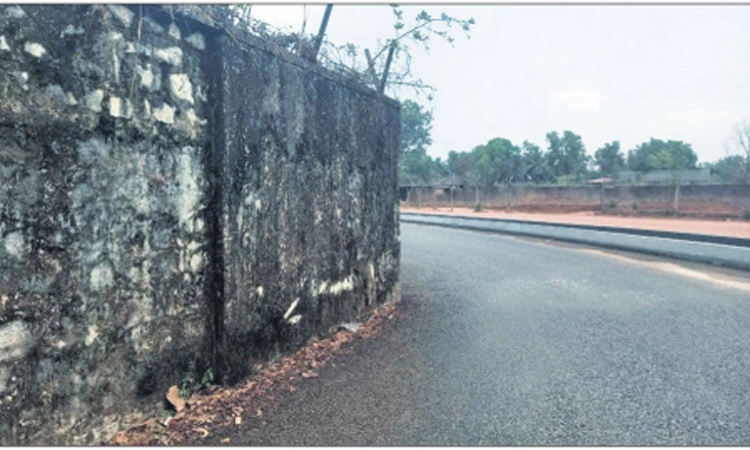ರಸ್ತೆ ತಿರುವಿಗೆ ಅಂಟಿಕೊಂಡಿರುವ ಕಂಪೌಂಡ್‌: ಪ್ರಯಾಣಿಕರಿಗೆ ಆತಂಕ