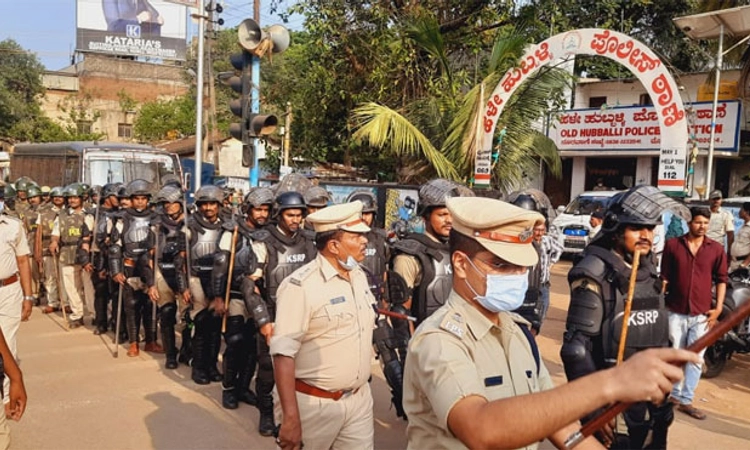 ಗಲಭೆ ಹಿನ್ನೆಲೆ ಹುಬ್ಬಳ್ಳಿಯಲ್ಲಿ ಪೊಲೀಸ್ ಪಥಸಂಚಲನ; ಕಟ್ಟೆಚ್ಚರ
