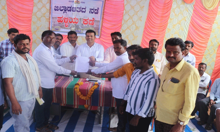 ಆಡಳಿತದಲ್ಲಿ ಪಾರದರ್ಶಕತೆಗೆ ಗ್ರಾಮ ವಾಸ್ತವ್ಯ