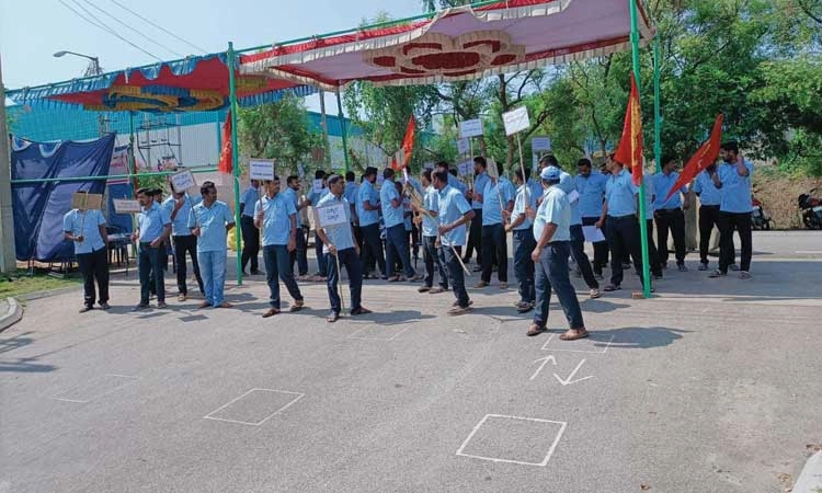 ಬೀದಿಗೆ ಬಿದ್ದ ಕಾರ್ಮಿಕರ ಬದುಕು: ಪ್ರತಿಭಟನೆ