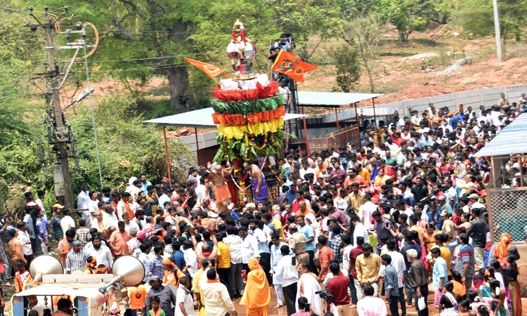 ಜಿಲ್ಲಾದ್ಯಂತ ಶ್ರದ್ಧಾಭಕ್ತಿಯಿಂದ ಪವನಸುತನ ಆರಾಧನೆ