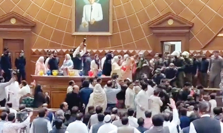 ಪಾಕ್‌ ಪಂಜಾಬ್‌ ವಿಧಾನಸಭೆಯಲ್ಲಿ ಘಟನೆ: ಸ್ಪೀಕರ್‌ಗೆ ಕಪಾಳಮೋಕ್ಷ