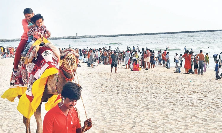 ದೇಗುಲ, ಪ್ರವಾಸಿ ತಾಣಗಳಲ್ಲಿ ಮುಂದುವರಿದ ಜನರ ದಟ್ಟಣೆ