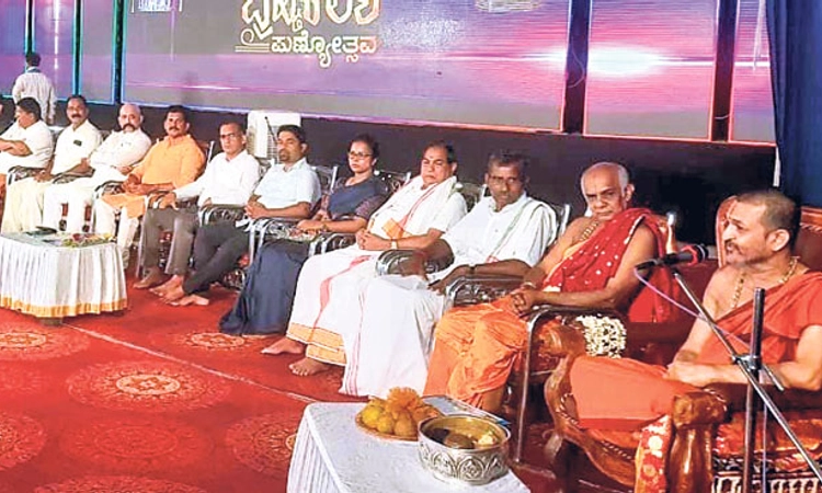 ಸಂಕಷ್ಟಗಳ ನಡುವೆ ಪುಟಿದೆದ್ದ ಶ್ರೀ ಮಹಾಲಕ್ಷ್ಮೀ ದೇಗುಲ