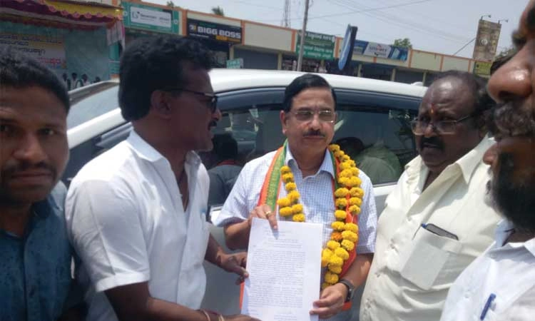 ಕೇಂದ್ರ ಸಚಿವ ಪ್ರಹ್ಲಾದ್ ಜೋಶಿ ಅವರಿಗೆ ಮನವಿ ಸಲ್ಲಿಸಿದ ತಾಲೂಕು ಹೋರಾಟಗಾರರು