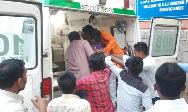 ಪುನೀತ್ ಫೋಟೋ ಇಡಲು ಹೋಗಿ ಅವಘಡ: ರಥದ ಚಕ್ರಕ್ಕೆ ಸಿಲುಕಿದ ಮೂವರಿಗೆ ಗಾಯ