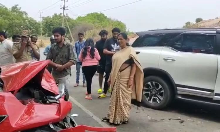 ಅಪಘಾತ ; ಗಾಯಾಳುಗಳನ್ನು ಸಾಗಿಸಲು ಕಾರು ಬಿಟ್ಟು ಬೈಕಿನಲ್ಲಿ ತೆರಳಿದ ಸಚಿವೆ ಶೋಭಾ ಕರಂದ್ಲಾಜೆ