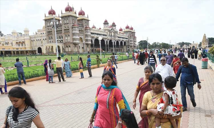 ಸಾಲು ಸಾಲು ರಜೆ: ಸಾಂಸ್ಕೃತಿಕ ನಗರಿಯತ್ತ ಪ್ರವಾಸಿಗರ ದಂಡು