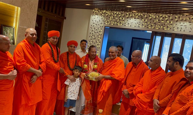 ಮಾಜಿ ಸಚಿವ ಈಶ್ವರಪ್ಪ ಭೇಟಿಯಾದ ಹಿಂದುಳಿದ ದಲಿತ ಮಠಾಧೀಶರ ಒಕ್ಕೂಟದ ನಿಯೋಗ
