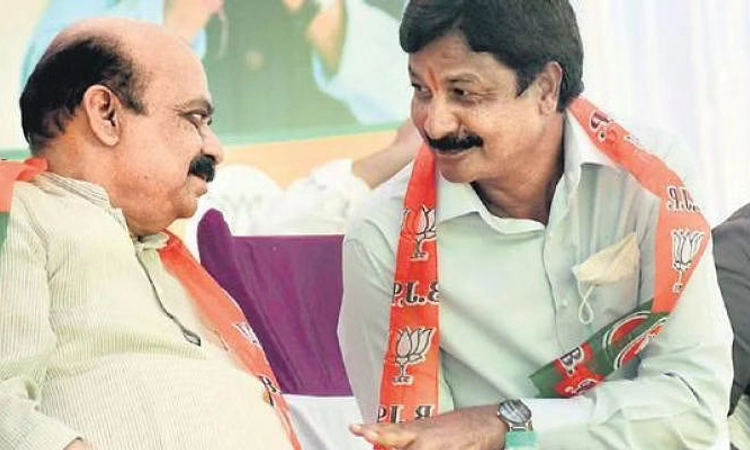 ಸಿಎಂ ಬೊಮ್ಮಾಯಿ ಭೇಟಿಯಾದ ರಮೇಶ್ ಜಾರಕಿಹೊಳಿ: ಕುತೂಹಲ ಮೂಡಿಸಿದ ಸಾಹುಕಾರ್ ನಡೆ!