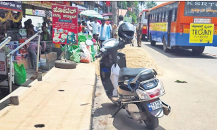 ಮಣ್ಣು ಹಾಕಿದ ಜಾಗಕ್ಕೆ ಡಾಮರು