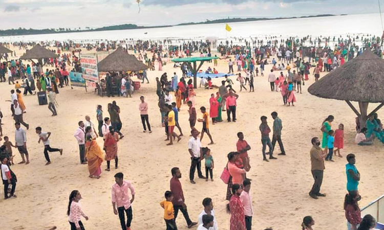 ಧಾರ್ಮಿಕ ಕೇಂದ್ರ, ಪ್ರವಾಸಿ ತಾಣಗಳಲ್ಲಿ ಜನಸ್ತೋಮ
