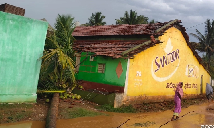 ಮಳೆ ಅವಾಂತರಕ್ಕೆ 10ಕ್ಕೂ ಮನೆಗಳಿಗೆ ಹಾನಿ, ಸಿಡಿಲಿಗೆ ತೆಂಗಿನ ಮರ ಭಸ್ಮ