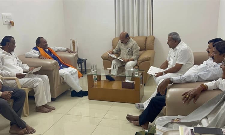 ಸಿಎಂ ಗೆ ರಾಜೀನಾಮೆ ಪತ್ರ ಸಲ್ಲಿಸಿದ ಈಶ್ವರಪ್ಪ : ಬೆಂಬಲಿಗರ ಹೈಡ್ರಾಮಾ