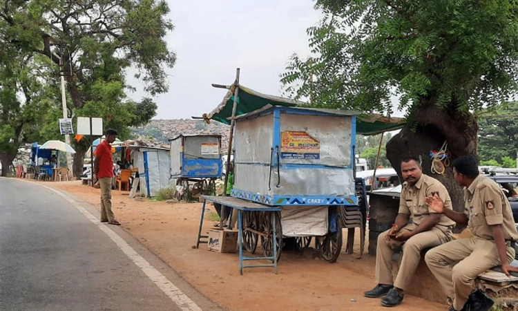 ಅಂಜನಾದ್ರಿ: ಮುಸ್ಲಿಂ ವ್ಯಾಪಾರಿಗಳಿಗೆ ನಿರ್ಬಂಧ ಖಂಡಿಸಿ ಮನವಿ ಸಲ್ಲಿಕೆ