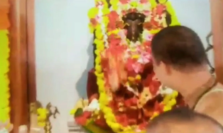 ಪೂಜೆ ವೇಳೆ ಬಲ ಭಾಗಕ್ಕೆ ಜಾರಿಬಿದ್ದ ಹೂವು: ಈಶ್ವರಪ್ಪ ಅವರಿಗೆ ಶುಭ ಸೂಚನೆ?