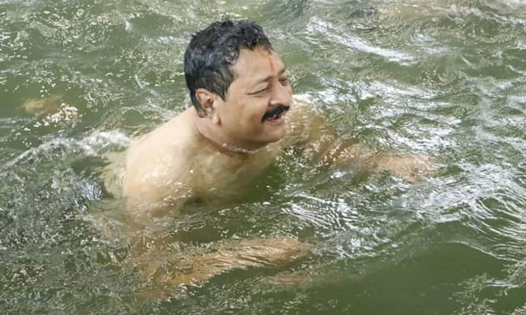 ಈಜುವ ಮೂಲಕವೇ ಈಜುಕೊಳ ಉದ್ಘಾಟಿಸಿದ ಶಾಸಕ ಯತ್ನಾಳ್