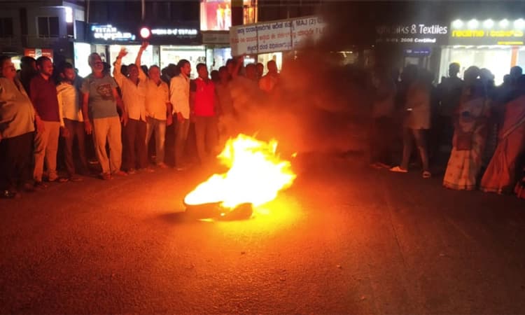 ಈಶ್ವರಪ್ಪ ರಾಜೀನಾಮೆ ಘೋಷಣೆ ಮಾಡುತ್ತಿದ್ದಂತೆ ಬೆಂಬಲಿಗರ ಆಕ್ರೋಶ