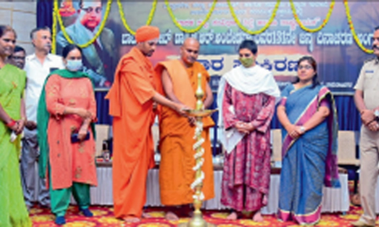 ಅಂಬೇಡ್ಕರ್‌ ಶೋಷಿತ ವರ್ಗದವರ ಆಶಾಕಿರಣ; ಜಿಲ್ಲಾಧಿಕಾರಿ ಚಾರುಲತಾ