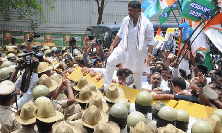 ಸಿಎಂ ಮನೆಗೆ ಮುತ್ತಿಗೆ ಹಾಕಲು ಹೊರಟ ಕಾಂಗ್ರೆಸ್ ನಾಯಕರು ವಶಕ್ಕೆ