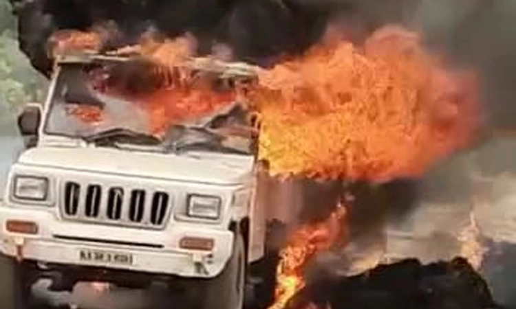 ಅಂಕೋಲಾ :ಹುಲ್ಲು ಸಾಗಿಸುತ್ತಿದ್ದ ಬೊಲೆರೋ ವಾಹನ ಬೆಂಕಿಗೆ ಆಹುತಿ