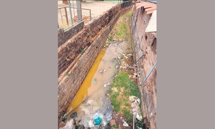 ಚರಂಡಿಯಲ್ಲಿ ಗಲೀಜು ನೀರು, ದುರ್ನಾತ!