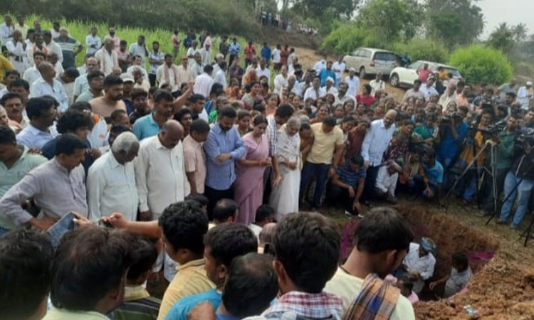ಕಾಂಗ್ರೆಸ್ ನಾಯಕರ ತೀವ್ರ ವಿರೋಧದ ನಡುವೆ ಸಂತೋಷ್ ಪಾಟೀಲ್ ಅಂತ್ಯಕ್ರಿಯೆ