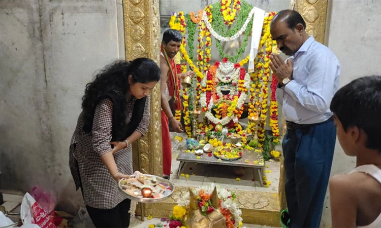 ಸಿದ್ದೇಶ್ವರ ಸ್ವಾಮಿಗೆ ಆರತಿ ಬೆಳಗಿದ ತಹಶೀಲ್ದಾರ್ ನಾಹೀದಾ