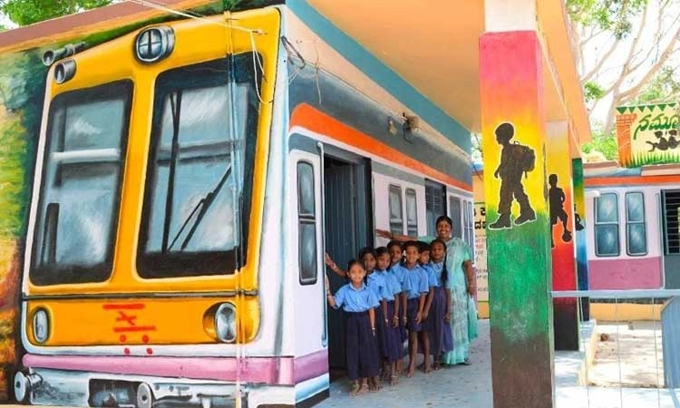 ರೈಲು ಬೋಗಿಯಲ್ಲಿ ಮಕ್ಕಳ ಕಲಿ-ನಲಿ