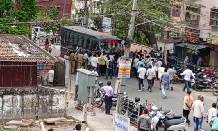 ಬಿಜೆಪಿ ಕಚೇರಿ ಬಳಿ ಬಿಗುವಿನ ವಾತಾವರಣ: ಈಶ್ವರಪ್ಪಗೆ ಯುವ ಕ್ರಾಂಗ್ರೆಸ್ ಮುತ್ತಿಗೆ ಯತ್ನ