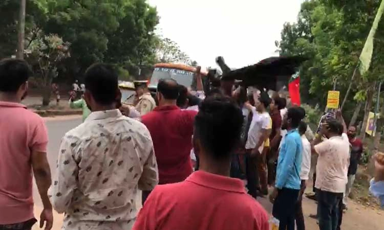 ಮಂಗಳೂರು: ಈಶ್ವರಪ್ಪ ಬಂಧನಕ್ಕೆ ಆಗ್ರಹಿಸಿ ಸಿಎಂಗೆ ಕಪ್ಪು ಬಾವುಟ ಪ್ರದರ್ಶಿಸಿದ ಎಸ್.ಡಿ.ಪಿ.ಐ