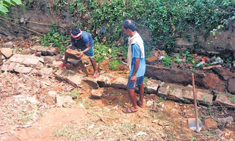 ಇಂದ್ರಾಣಿ ನದಿ: ಕುಸಿದ ತಡೆಗೋಡೆ ತೆರವು