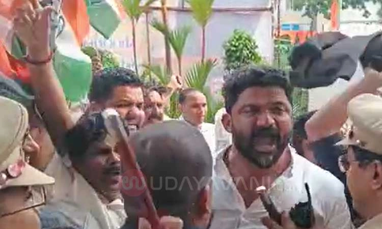 ಮಂಗಳೂರು: ಈಶ್ವರಪ್ಪ ವಿರುದ್ಧ ಕಾಂಗ್ರೆಸ್ ಆಕ್ರೋಶ; ಸಿಎಂ ಇದ್ದ ಹೊಟೇಲ್ ಗೆ ಮುತ್ತಿಗೆ ಯತ್ನ