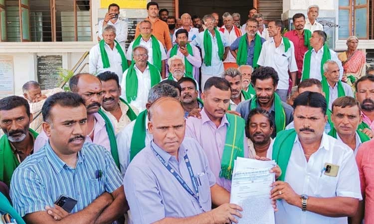 ಅಧಿಕಾರಿಗಳ ಭ್ರಷ್ಟಾಚಾರಕ್ಕೆ  ಕಡಿವಾಣ ಹಾಕಲು ಆಗ್ರಹ