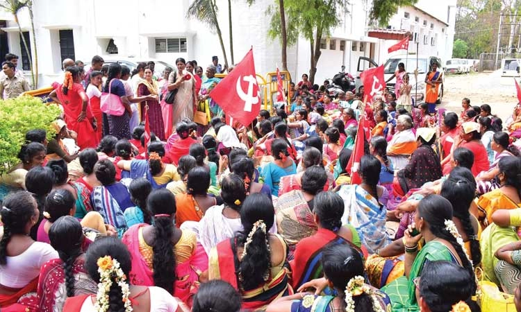 ಬಿಡುಗಡೆ ಖಂಡಿಸಿ ಅಕ್ಷರ ದಾಸೋಹ ನೌಕರರ ಧರಣಿ
