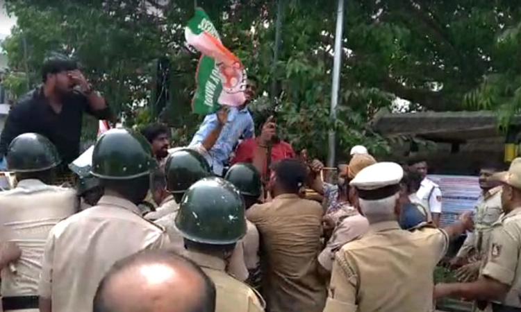 ಗುತ್ತಿಗೆದಾರ ಸಂತೋಷ್ ಆತ್ಮಹತ್ಯೆ: ಸಚಿವ ಈಶ್ವರಪ್ಪ ಮನೆಗೆ ಕಾಂಗ್ರೆಸ್ ಕಾರ್ಯಕರ್ತರ ಮುತ್ತಿಗೆ