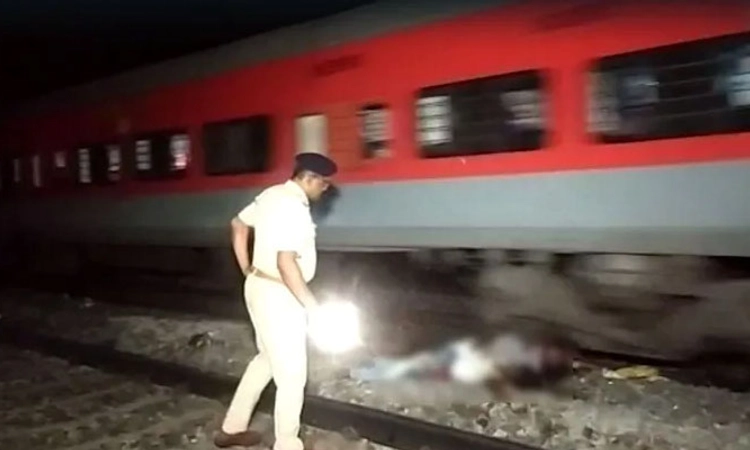 ಶ್ರೀಕಾಕುಳಂ: ಹಳಿಯ ಮೇಲೆ ನಿಂತಿದ್ದವರಿಗೆ ಯಮರೂಪಿಯಾದ ರೈಲು! ಐವರು ಸಾವು