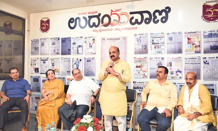 ಆಡಳಿತದ ಚುಕ್ಕಾಣಿ ಹಿಡಿದ ಕೈಯಲ್ಲಿ ಲೇಖನಿ; ಅತಿಥಿ ಸಂಪಾದಕರಾದ ಮುಖ್ಯಮಂತ್ರಿ