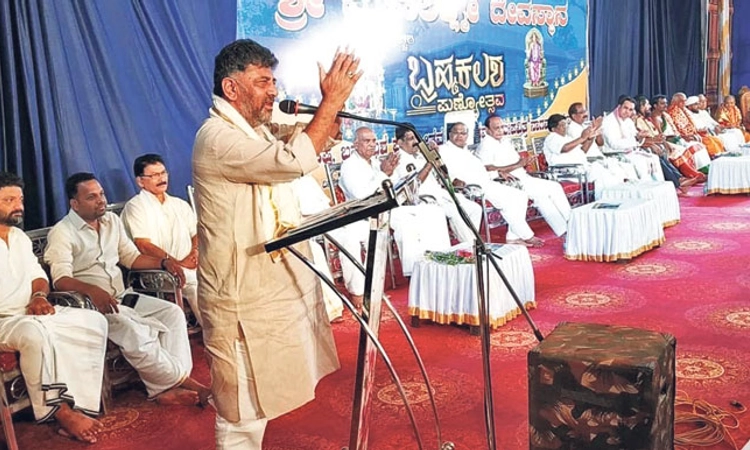 ಭಕ್ತರಾಧೀನೆ ಮಹಾಲಕ್ಷ್ಮೀಯಿಂದ ಸನ್ಮಂಗಳವಾಗಲಿ; ಉಚ್ಚಿಲ ದೇಗುಲದಲ್ಲಿ ಶ್ರೀ ಎಡನೀರು ಮಠಾಧೀಶರು