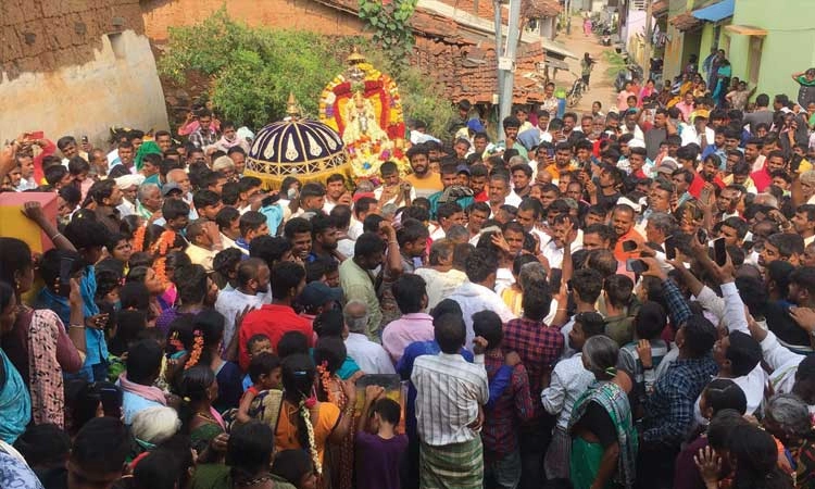 ಬೈಗುಳ ಹಬ್ಬದಲ್ಲಿ ಯುವಕರ ದಂಡು; ನಕ್ಕ ಮಾನಿನಿಯರು