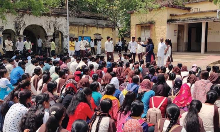 ಫೀಸ್ ಕಡಿಮೆ ಮಾಡಲು ಮತ್ತೆ ರಸ್ತೆಗಿಳಿದ ವಿದ್ಯಾರ್ಥಿಗಳು: ಎಸಿ ಕಚೇರಿ ಎದುರು ಧರಣಿ