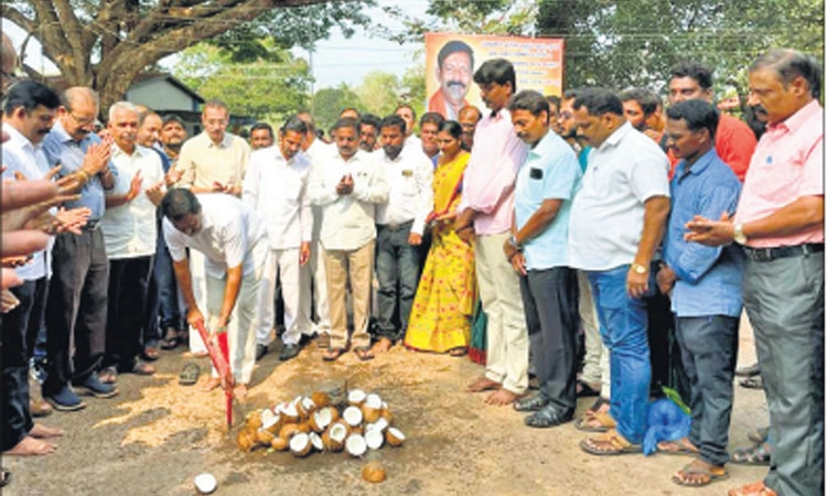 6 ಕೋ.ರೂ. ವೆಚ್ಚದ ರಸ್ತೆ ಅಭಿವೃದ್ದಿಗೆ ಗುದ್ದಲಿಪೂಜೆ