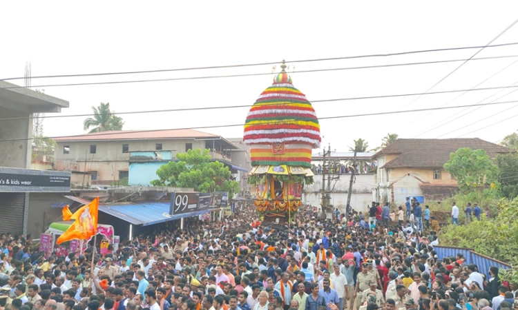ಅದ್ದೂರಿಯಾಗಿ ನೆರವೇರಿದ ಹನುಮಂತ ದೇವರ ರಥೋತ್ಸವ, ಮುಸ್ಲಿಂ ಕುಟುಂಬಕ್ಕೆ ವಿಶೇಷ ಆಹ್ವಾನ